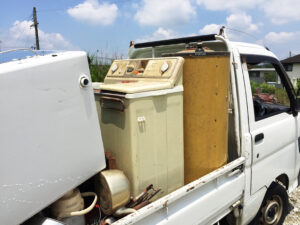 不用品回収のトラックの写真